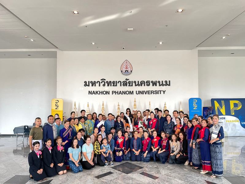 Miss Universe 2023 เยี่ยมชมนิทรรศการงานวิจัยเพื่อชุมชน ม.นครพนม