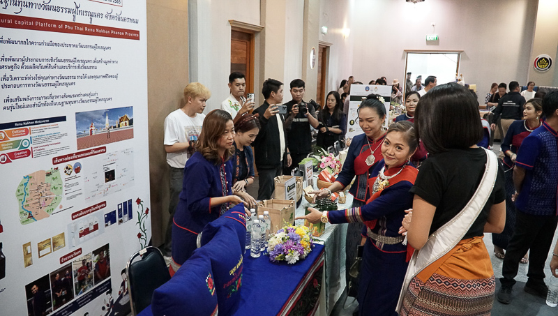 Miss Universe 2023 เยี่ยมชมนิทรรศการงานวิจัยเพื่อชุมชน ม.นครพนม