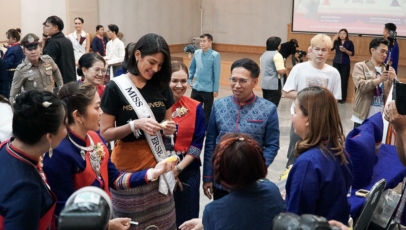 Miss Universe 2023 เยี่ยมชมนิทรรศการงานวิจัยเพื่อชุมชน ม.นครพนม