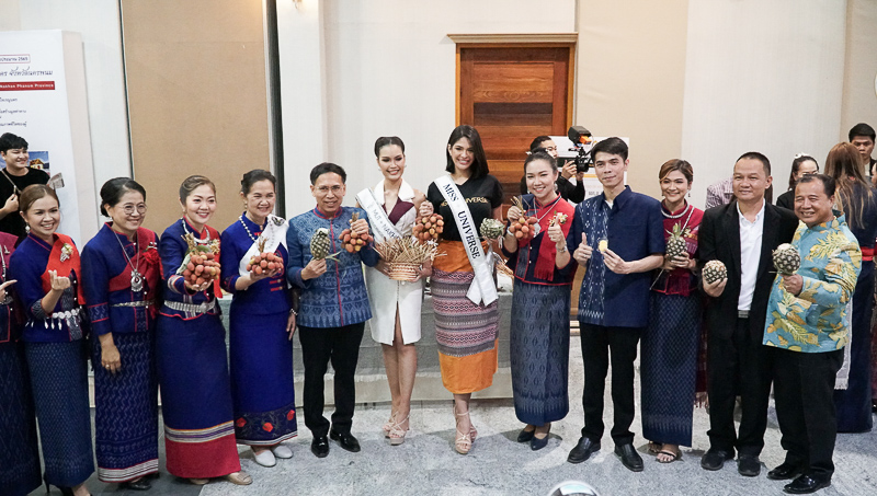 Miss Universe 2023 เยี่ยมชมนิทรรศการงานวิจัยเพื่อชุมชน ม.นครพนม