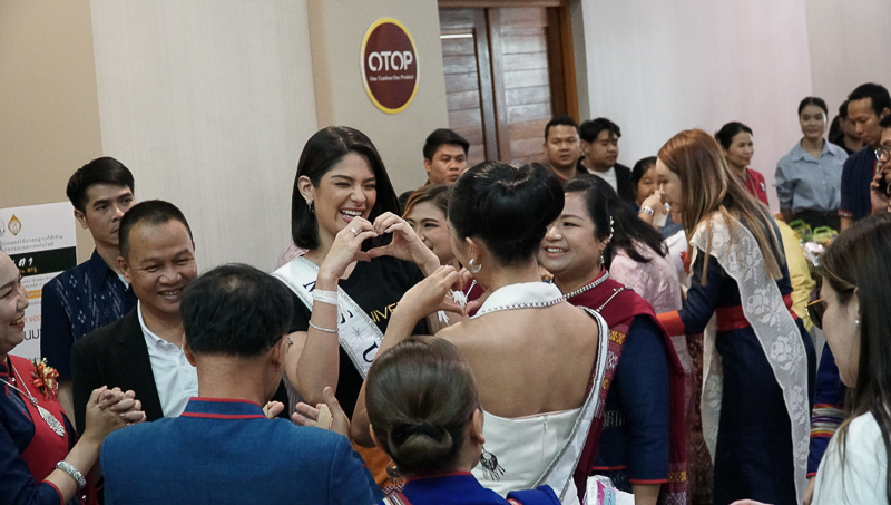 Miss Universe 2023 เยี่ยมชมนิทรรศการงานวิจัยเพื่อชุมชน ม.นครพนม