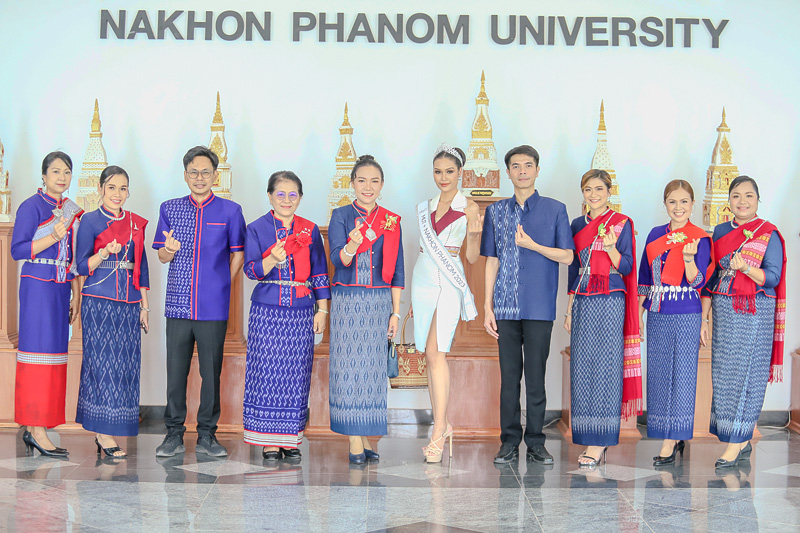 Miss Universe 2023 เยี่ยมชมนิทรรศการงานวิจัยเพื่อชุมชน ม.นครพนม