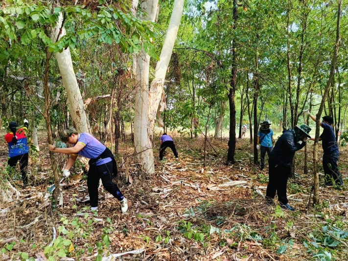 ม.นครพนม จัดกิจกรรมปรับภูมิทัศน์พัฒนามหาวิทยาลัย เฉลิมพระเกียรติพระบาทสมเด็จพระเจ้าอยู่หัว เนื่องในโอกาสพระราชพิธีมหามงคลเฉลิมพระชนมพรรษา 6 รอบ