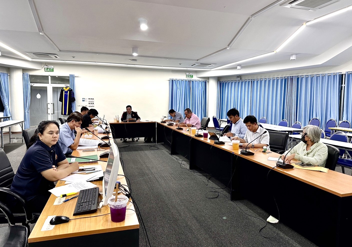 ม.นครพนม ประชุม คกก. ปรับปรุงระเบียบว่าด้วยการแต่งกาย ชุดครุยวิทยฐานะสำหรับคณาจารย์