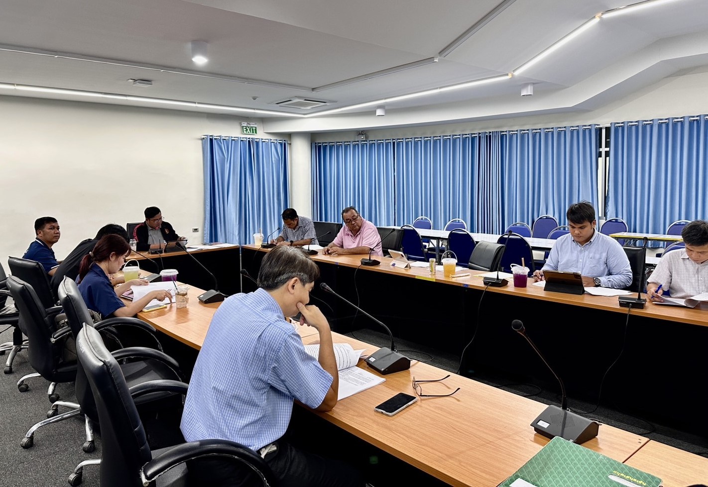 ม.นครพนม ประชุม คกก. ปรับปรุงระเบียบว่าด้วยการแต่งกาย ชุดครุยวิทยฐานะสำหรับคณาจารย์