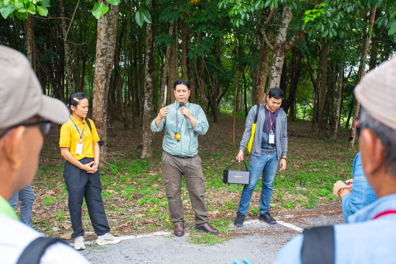 คณะวิทยาศาสตร์ลงพื้นที่ อบรมเชิงปฏิบัติการ การวางแปลงสำรวจพรรณไม้เพื่อคำนวณปริมาณการกักเก็บคาร์บอนของโครงการลดก๊าซเรือนกระจก เพื่อการขึ้นทะเบียนและรับรองคาร์บอนเครดิต (วันที่ 2) (The Faculty of Science conducted a field visit to provide practical training on establishing tree survey plots to calculate the carbon sequestration potential of the Greenhouse Gas Reduction Project for carbon credit registration and certification (Day 2).)