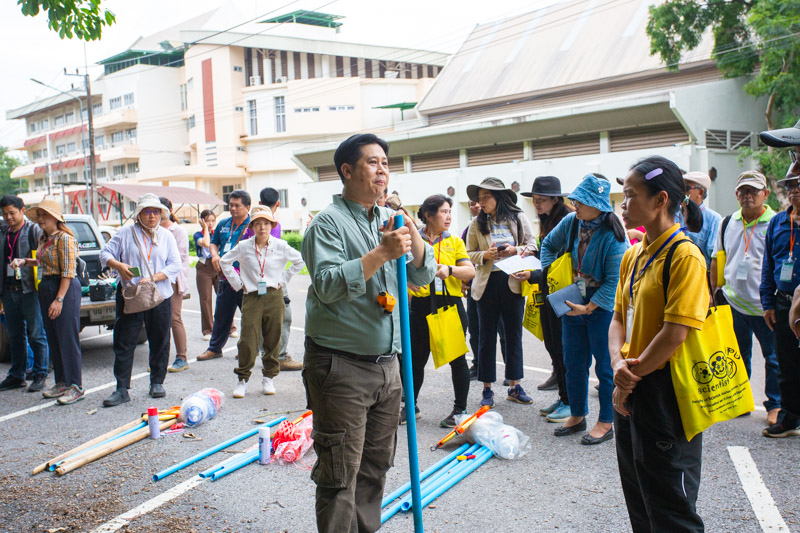 คณะวิทยาศาสตร์ลงพื้นที่ อบรมเชิงปฏิบัติการ การวางแปลงสำรวจพรรณไม้เพื่อคำนวณปริมาณการกักเก็บคาร์บอนของโครงการลดก๊าซเรือนกระจก เพื่อการขึ้นทะเบียนและรับรองคาร์บอนเครดิต (วันที่ 2) (The Faculty of Science conducted a field visit to provide practical training on establishing tree survey plots to calculate the carbon sequestration potential of the Greenhouse Gas Reduction Project for carbon credit registration and certification (Day 2).)