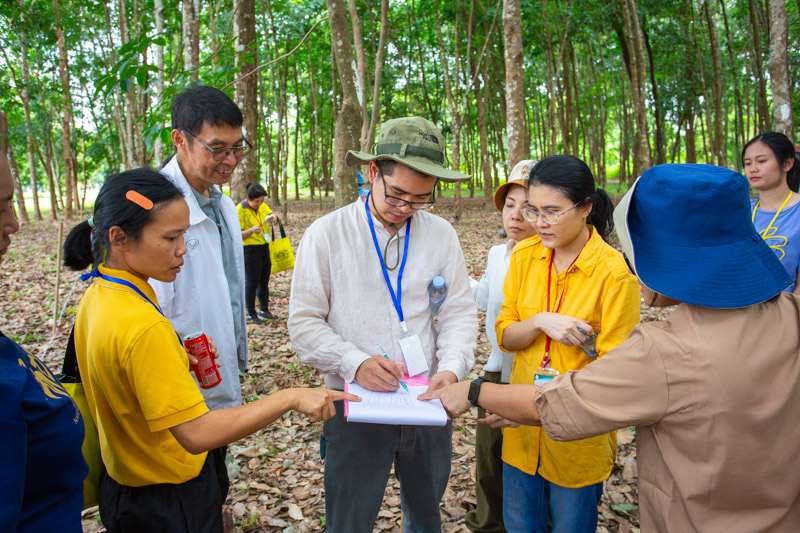 คณะวิทยาศาสตร์ลงพื้นที่ อบรมเชิงปฏิบัติการ การวางแปลงสำรวจพรรณไม้เพื่อคำนวณปริมาณการกักเก็บคาร์บอนของโครงการลดก๊าซเรือนกระจก เพื่อการขึ้นทะเบียนและรับรองคาร์บอนเครดิต (วันที่ 2) (The Faculty of Science conducted a field visit to provide practical training on establishing tree survey plots to calculate the carbon sequestration potential of the Greenhouse Gas Reduction Project for carbon credit registration and certification (Day 2).)