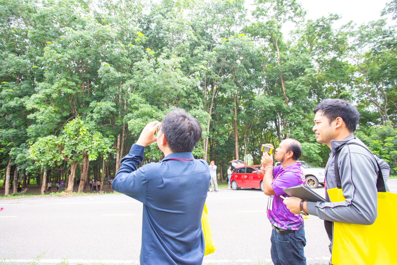 คณะวิทยาศาสตร์ลงพื้นที่ อบรมเชิงปฏิบัติการ การวางแปลงสำรวจพรรณไม้เพื่อคำนวณปริมาณการกักเก็บคาร์บอนของโครงการลดก๊าซเรือนกระจก เพื่อการขึ้นทะเบียนและรับรองคาร์บอนเครดิต (วันที่ 2) (The Faculty of Science conducted a field visit to provide practical training on establishing tree survey plots to calculate the carbon sequestration potential of the Greenhouse Gas Reduction Project for carbon credit registration and certification (Day 2).)