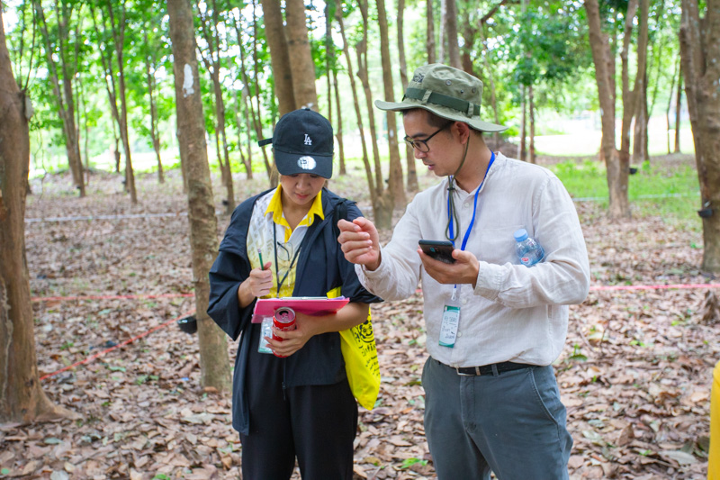 คณะวิทยาศาสตร์ลงพื้นที่ อบรมเชิงปฏิบัติการ การวางแปลงสำรวจพรรณไม้เพื่อคำนวณปริมาณการกักเก็บคาร์บอนของโครงการลดก๊าซเรือนกระจก เพื่อการขึ้นทะเบียนและรับรองคาร์บอนเครดิต (วันที่ 2) (The Faculty of Science conducted a field visit to provide practical training on establishing tree survey plots to calculate the carbon sequestration potential of the Greenhouse Gas Reduction Project for carbon credit registration and certification (Day 2).)