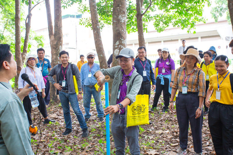 คณะวิทยาศาสตร์ลงพื้นที่ อบรมเชิงปฏิบัติการ การวางแปลงสำรวจพรรณไม้เพื่อคำนวณปริมาณการกักเก็บคาร์บอนของโครงการลดก๊าซเรือนกระจก เพื่อการขึ้นทะเบียนและรับรองคาร์บอนเครดิต (วันที่ 2) (The Faculty of Science conducted a field visit to provide practical training on establishing tree survey plots to calculate the carbon sequestration potential of the Greenhouse Gas Reduction Project for carbon credit registration and certification (Day 2).)