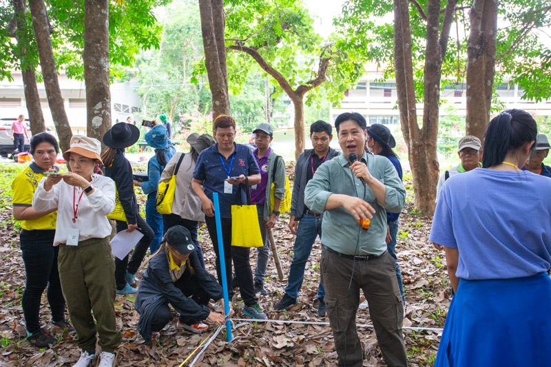 คณะวิทยาศาสตร์ลงพื้นที่ อบรมเชิงปฏิบัติการ การวางแปลงสำรวจพรรณไม้เพื่อคำนวณปริมาณการกักเก็บคาร์บอนของโครงการลดก๊าซเรือนกระจก เพื่อการขึ้นทะเบียนและรับรองคาร์บอนเครดิต (วันที่ 2) (The Faculty of Science conducted a field visit to provide practical training on establishing tree survey plots to calculate the carbon sequestration potential of the Greenhouse Gas Reduction Project for carbon credit registration and certification (Day 2).)