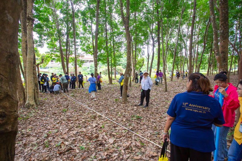 คณะวิทยาศาสตร์ลงพื้นที่ อบรมเชิงปฏิบัติการ การวางแปลงสำรวจพรรณไม้เพื่อคำนวณปริมาณการกักเก็บคาร์บอนของโครงการลดก๊าซเรือนกระจก เพื่อการขึ้นทะเบียนและรับรองคาร์บอนเครดิต (วันที่ 2) (The Faculty of Science conducted a field visit to provide practical training on establishing tree survey plots to calculate the carbon sequestration potential of the Greenhouse Gas Reduction Project for carbon credit registration and certification (Day 2).)