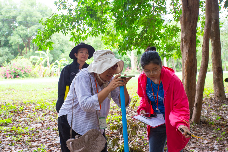 คณะวิทยาศาสตร์ลงพื้นที่ อบรมเชิงปฏิบัติการ การวางแปลงสำรวจพรรณไม้เพื่อคำนวณปริมาณการกักเก็บคาร์บอนของโครงการลดก๊าซเรือนกระจก เพื่อการขึ้นทะเบียนและรับรองคาร์บอนเครดิต (วันที่ 2) (The Faculty of Science conducted a field visit to provide practical training on establishing tree survey plots to calculate the carbon sequestration potential of the Greenhouse Gas Reduction Project for carbon credit registration and certification (Day 2).)