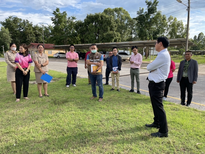 คณะผู้บริหาร ม.นครพนม สำรวจพื้นที่เตรียมปลูกต้นกันเกราในช่วงกิจกรรมต้อนรับนักศึกษาใหม่