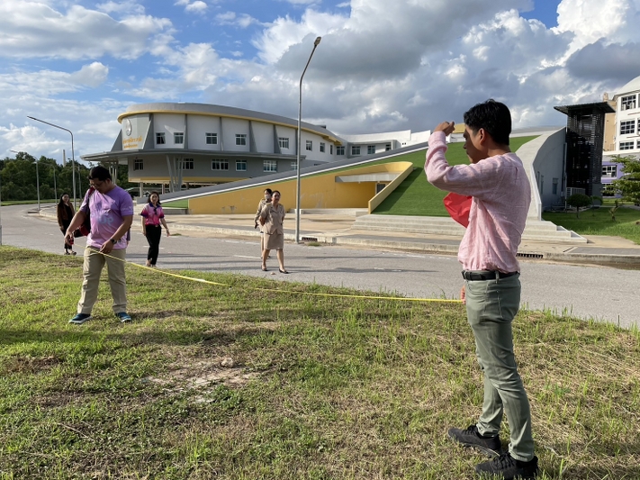 คณะผู้บริหาร ม.นครพนม สำรวจพื้นที่เตรียมปลูกต้นกันเกราในช่วงกิจกรรมต้อนรับนักศึกษาใหม่