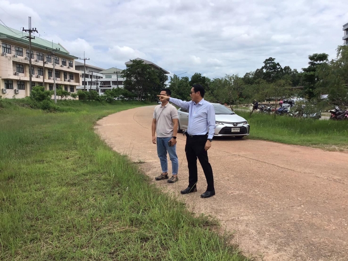 คณะผู้บริหาร ม.นครพนม สำรวจพื้นที่เตรียมปลูกต้นกันเกราในช่วงกิจกรรมต้อนรับนักศึกษาใหม่