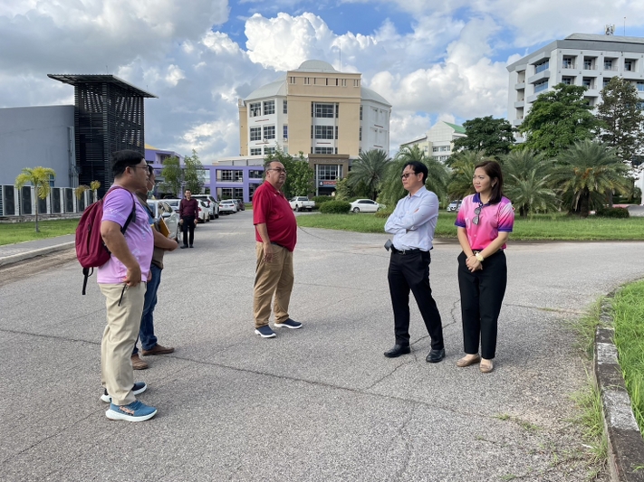 คณะผู้บริหาร ม.นครพนม สำรวจพื้นที่เตรียมปลูกต้นกันเกราในช่วงกิจกรรมต้อนรับนักศึกษาใหม่