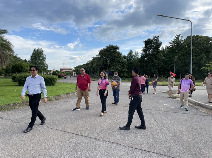 คณะผู้บริหาร ม.นครพนม สำรวจพื้นที่เตรียมปลูกต้นกันเกราในช่วงกิจกรรมต้อนรับนักศึกษาใหม่