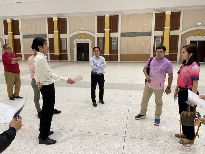 คณะผู้บริหาร ม.นครพนม สำรวจพื้นที่เตรียมปลูกต้นกันเกราในช่วงกิจกรรมต้อนรับนักศึกษาใหม่