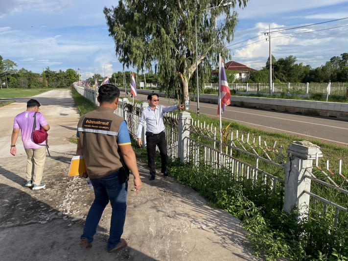 คณะผู้บริหาร ม.นครพนม สำรวจพื้นที่เตรียมปลูกต้นกันเกราในช่วงกิจกรรมต้อนรับนักศึกษาใหม่