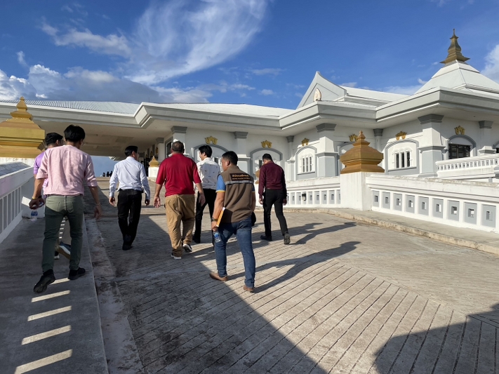 คณะผู้บริหาร ม.นครพนม สำรวจพื้นที่เตรียมปลูกต้นกันเกราในช่วงกิจกรรมต้อนรับนักศึกษาใหม่