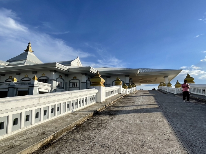 คณะผู้บริหาร ม.นครพนม สำรวจพื้นที่เตรียมปลูกต้นกันเกราในช่วงกิจกรรมต้อนรับนักศึกษาใหม่