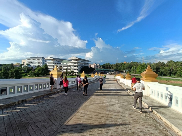 คณะผู้บริหาร ม.นครพนม สำรวจพื้นที่เตรียมปลูกต้นกันเกราในช่วงกิจกรรมต้อนรับนักศึกษาใหม่