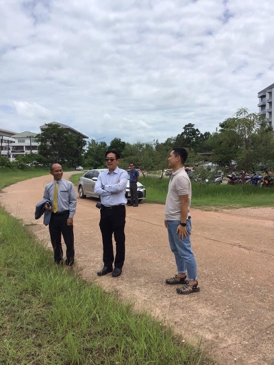 คณะผู้บริหาร ม.นครพนม สำรวจพื้นที่เตรียมปลูกต้นกันเกราในช่วงกิจกรรมต้อนรับนักศึกษาใหม่