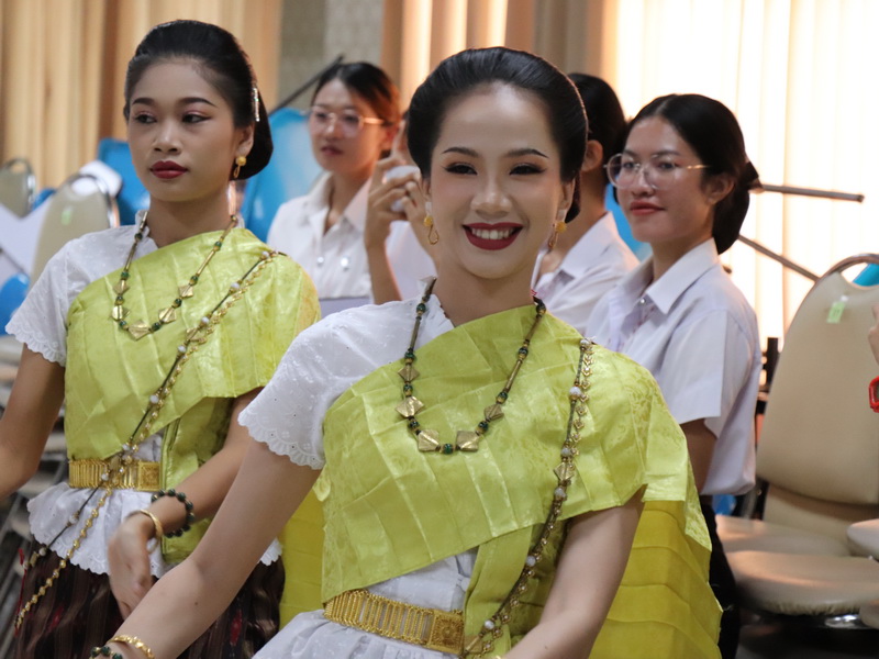 คณะศิลปศาสตร์และวิทยาศาสตร์จัดกิจกรรม ฮีตฮอยฮัก สายใยพี่น้อง บายศรีเอิ้นขวัญเจ้า ต้อนฮับเข้าเฮือนสินสาด