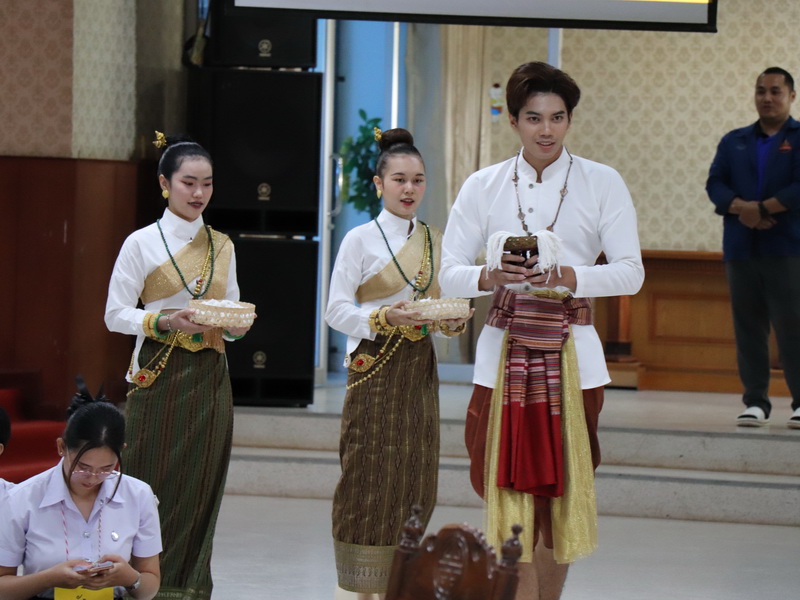 คณะศิลปศาสตร์และวิทยาศาสตร์จัดกิจกรรม ฮีตฮอยฮัก สายใยพี่น้อง บายศรีเอิ้นขวัญเจ้า ต้อนฮับเข้าเฮือนสินสาด