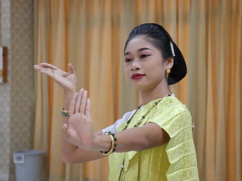 คณะศิลปศาสตร์และวิทยาศาสตร์จัดกิจกรรม ฮีตฮอยฮัก สายใยพี่น้อง บายศรีเอิ้นขวัญเจ้า ต้อนฮับเข้าเฮือนสินสาด