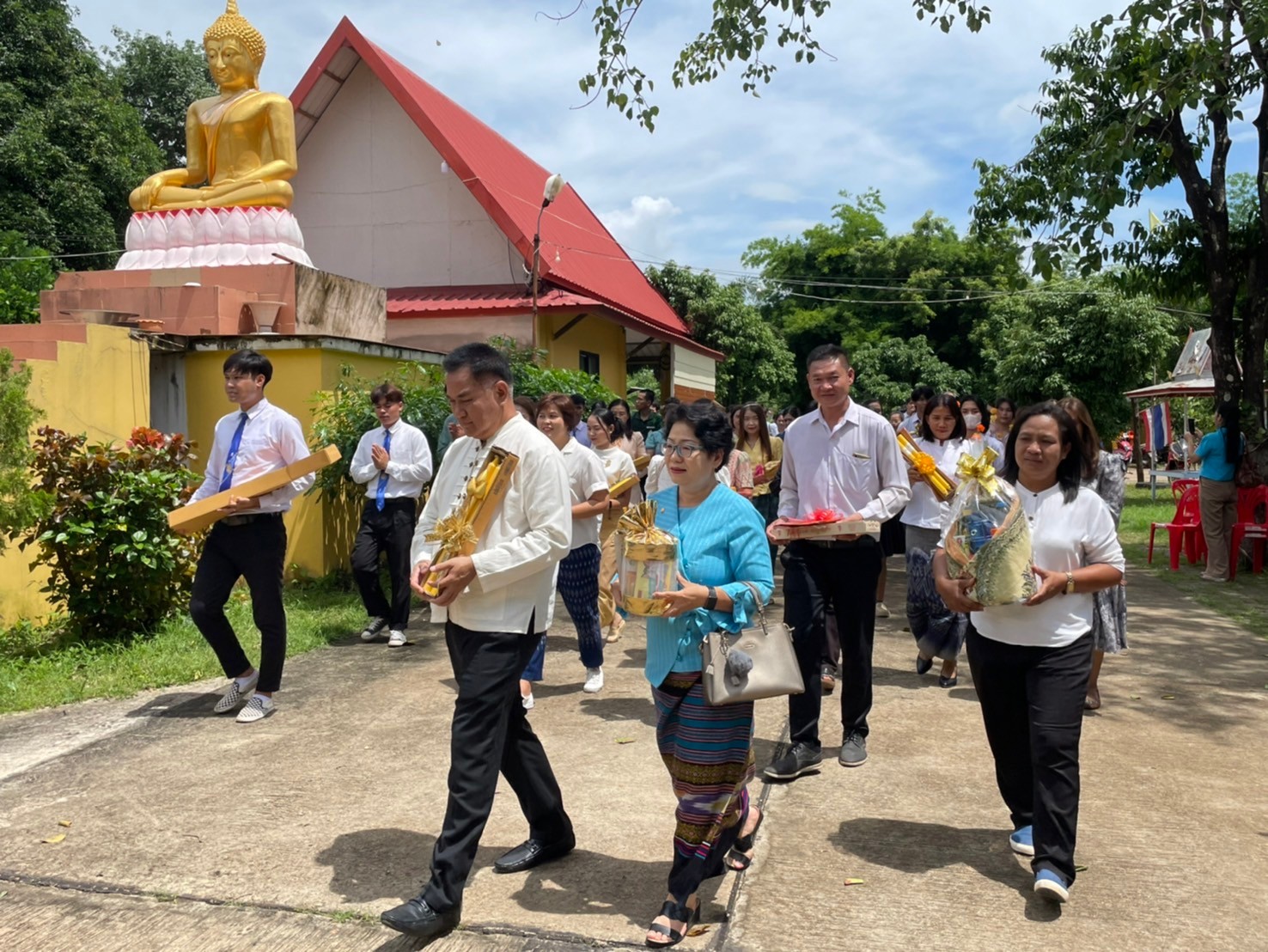 นักศึกษาและบุคลากร หน่วยงานเขตพื้นที่ศรีโคตรบูรณ์ ม.นครพนม ทำบุญเนื่องในวันอาสาฬบูชาและวันเข้าพรรษา ประจำปี 2567