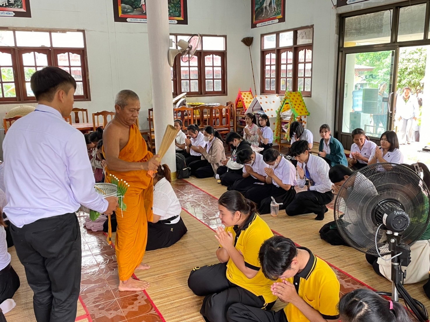 นักศึกษาและบุคลากร หน่วยงานเขตพื้นที่ศรีโคตรบูรณ์ ม.นครพนม ทำบุญเนื่องในวันอาสาฬบูชาและวันเข้าพรรษา ประจำปี 2567