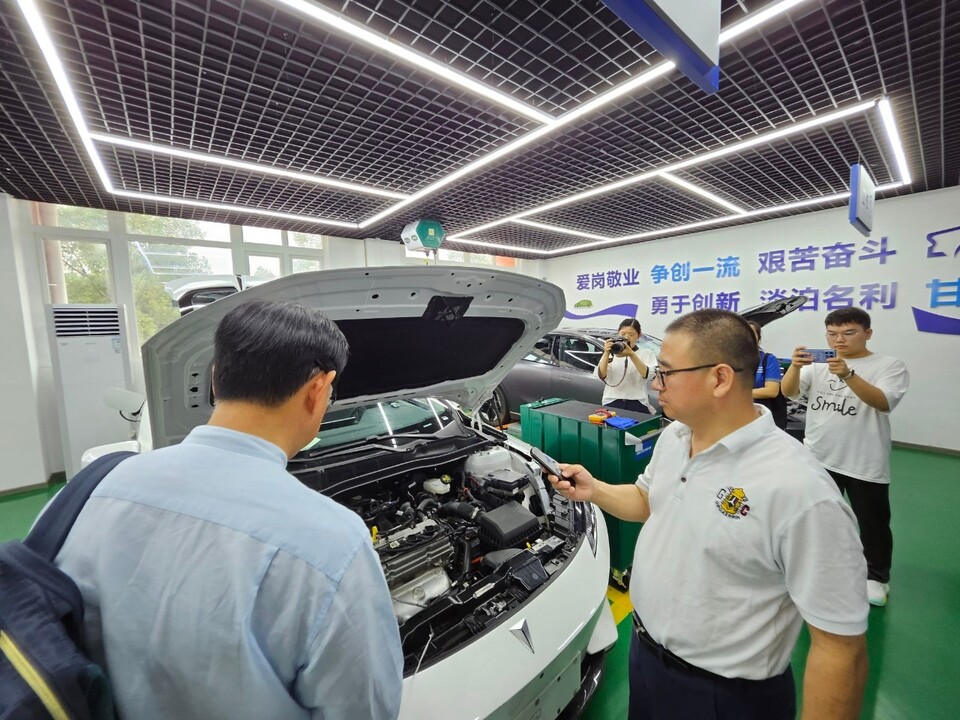 ม.นครพนม หารือวิทยาลัยอาชีวศึกษาเมืองฉงชิ่ง สาธารณรัฐประชาชนจีน พัฒนาหลักสูตรด้าน EV ทั้งในระดับ ปวส. และ ป.ตรี