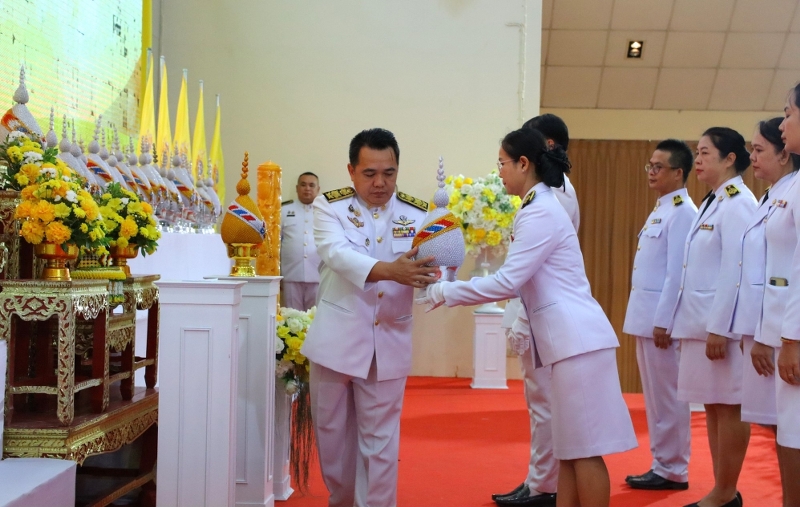 ม.นครพนม ร่วมถวายเครื่องราชสักการะ วางพานพุ่มเงิน และถวายสัตย์ปฏิญาณเพื่อเป็นข้าราชการที่ดีและพลังของแผ่นดิน