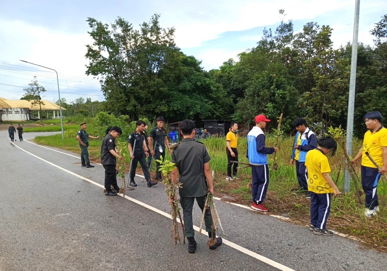 คณาจารย์และนักศึกษา ม.นครพนม กว่า 500 คน ร่วมกันสวมใส่เสื้อเหลือง เดิน วิ่ง ปั่น เฉลิมพระเกียรติพระบาทสมเด็จพระเจ้าอยู่หัว เนื่องในโอกาสพระราชพิธีมหามงคล เฉลิมพระชนมพรรษา 6 รอบ