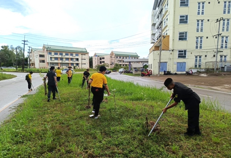 คณาจารย์และนักศึกษา ม.นครพนม กว่า 500 คน ร่วมกันสวมใส่เสื้อเหลือง เดิน วิ่ง ปั่น เฉลิมพระเกียรติพระบาทสมเด็จพระเจ้าอยู่หัว เนื่องในโอกาสพระราชพิธีมหามงคล เฉลิมพระชนมพรรษา 6 รอบ