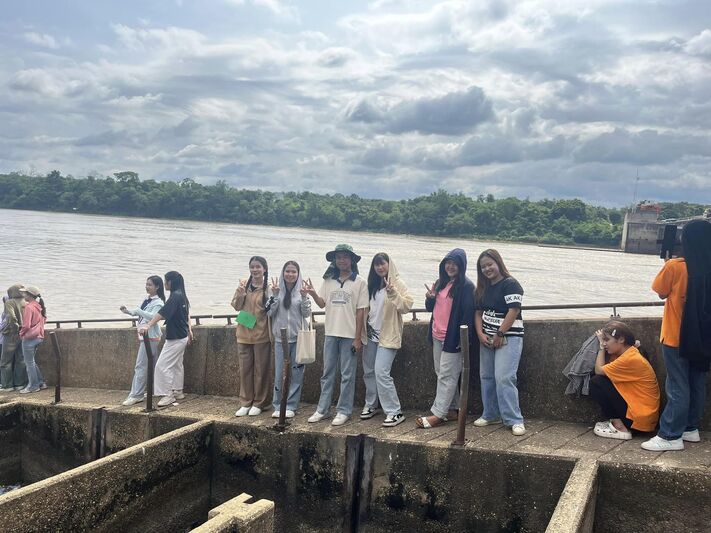 สาขาวิชาพัฒนาสังคมและสิ่งแวดล้อม คณะศิลปศาสตร์และวิทยาศาสตร์ แลกเปลี่ยนเรียนรู้กิจกรรมด้านสิ่งแวดล้อม จ.อุบลราชธานี