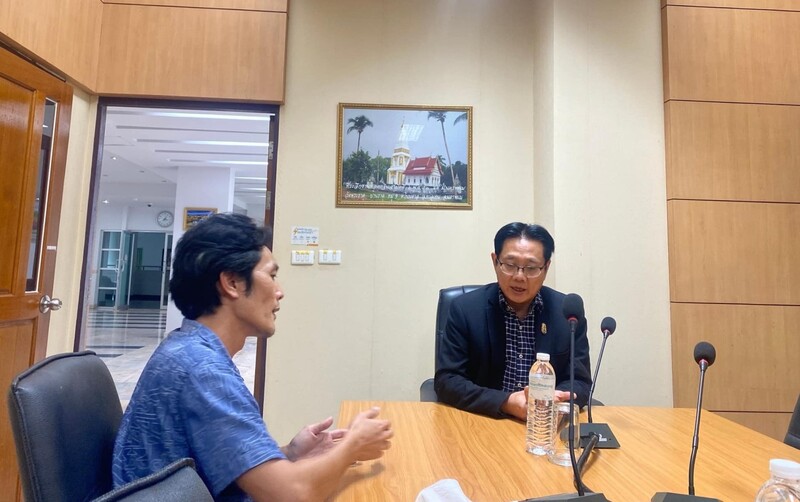 ม.นครพนม รับมอบน้ำดื่ม 30 แพ็ค จากสมาชิกหอการค้าจังหวัดนครพนม เพื่อใช้ในกิจกรรมไหลเรือไฟ