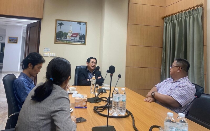 ม.นครพนม รับมอบน้ำดื่ม 30 แพ็ค จากสมาชิกหอการค้าจังหวัดนครพนม เพื่อใช้ในกิจกรรมไหลเรือไฟ