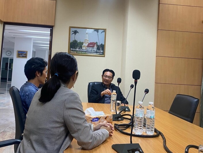 ม.นครพนม รับมอบน้ำดื่ม 30 แพ็ค จากสมาชิกหอการค้าจังหวัดนครพนม เพื่อใช้ในกิจกรรมไหลเรือไฟ