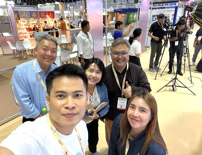 นักวิจัย ม.นครพนม นำผลงานออกบูธทดสอบตลาดงาน Food & Hospitality Thailand 2024