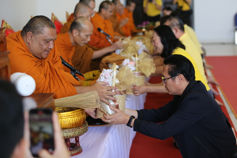 พิธีทำบุญตักบาตร วันคล้ายวันสถาปนามหาวิทยาลัยนครพนม ครบรอบ 19 ปี