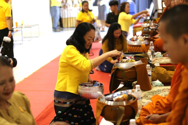 พิธีทำบุญตักบาตร วันคล้ายวันสถาปนามหาวิทยาลัยนครพนม ครบรอบ 19 ปี