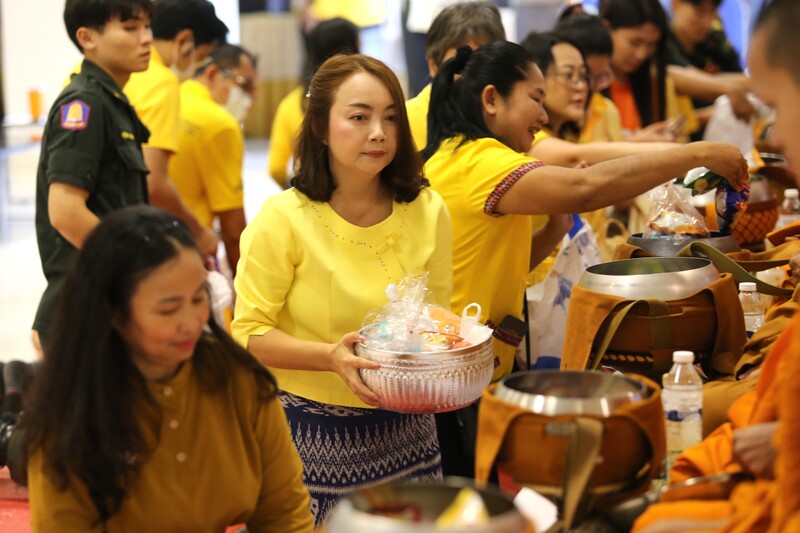 พิธีทำบุญตักบาตร วันคล้ายวันสถาปนามหาวิทยาลัยนครพนม ครบรอบ 19 ปี