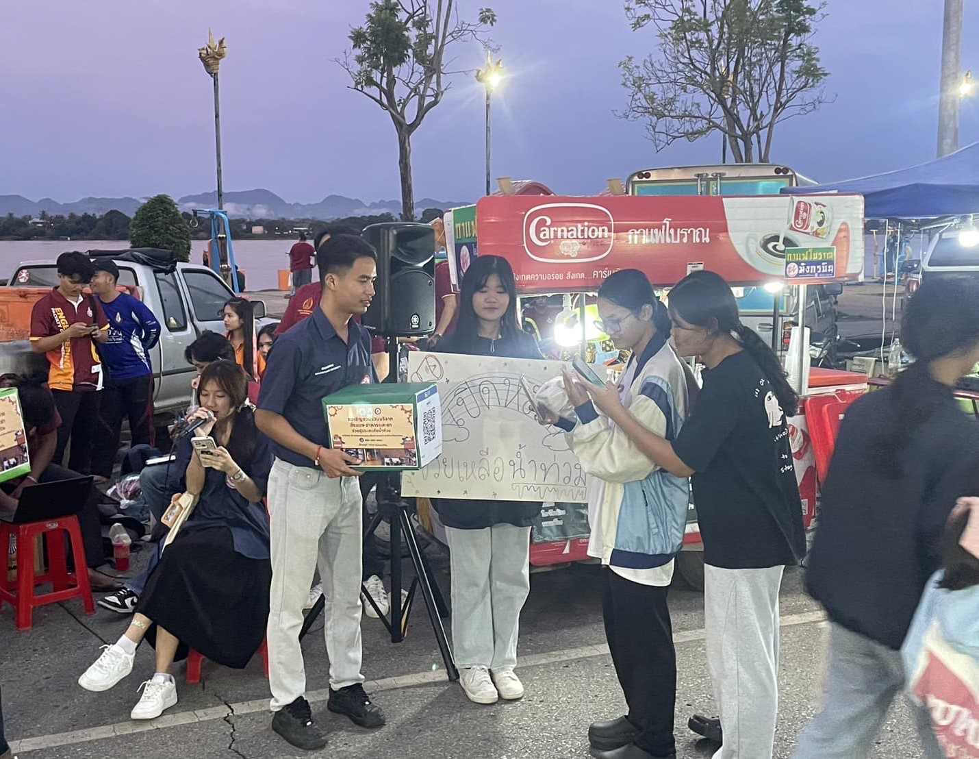 นักศึกษา จิตอาสา ม.นครพนม เล่นดนตรีเปิดหมวกรับบริจาคเงิน-สิ่งของ สมทบ “ก้อง ห้วยไร่” ช่วยเหลือภัยน้ำท่วม