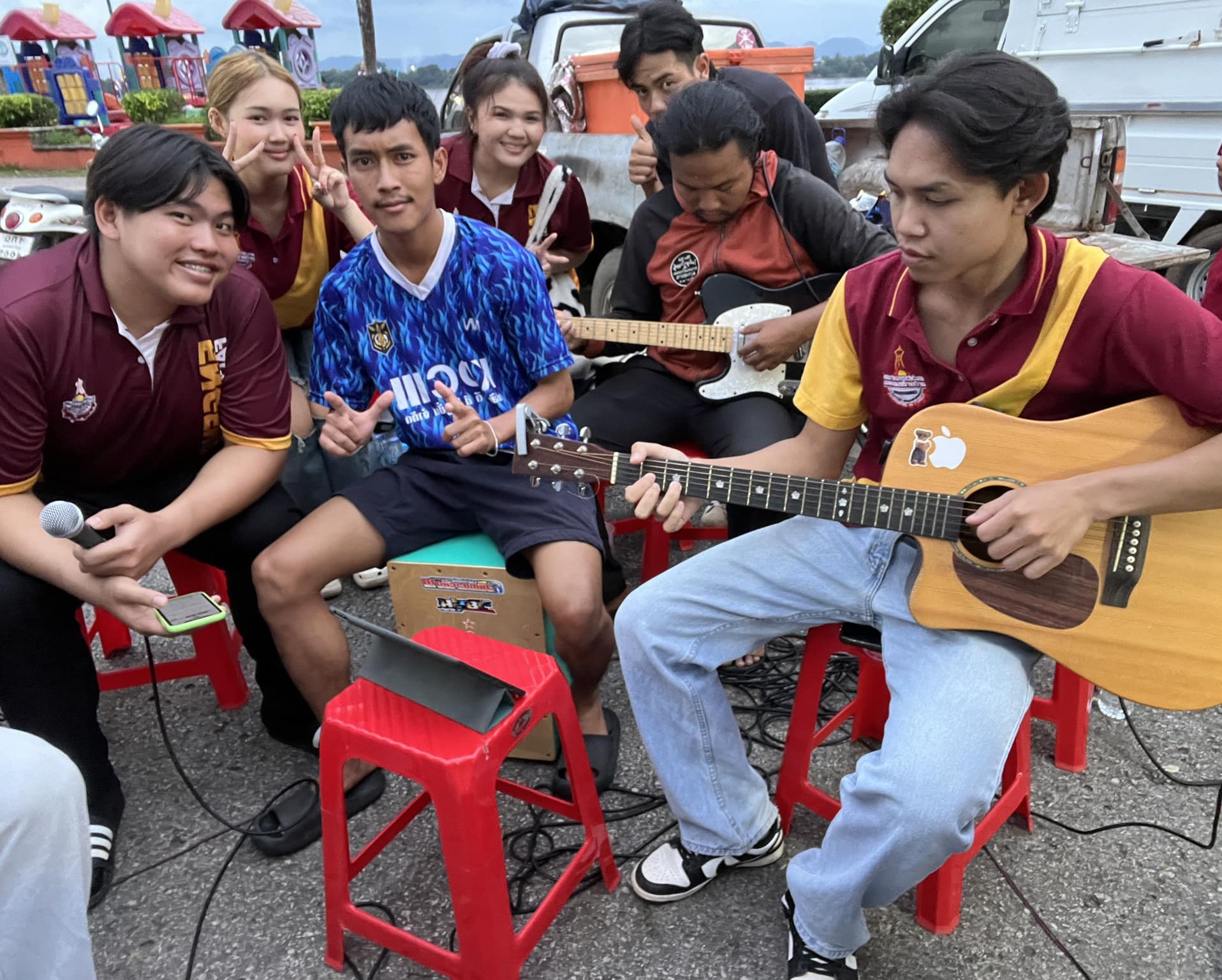 นักศึกษา จิตอาสา ม.นครพนม เล่นดนตรีเปิดหมวกรับบริจาคเงิน-สิ่งของ สมทบ “ก้อง ห้วยไร่” ช่วยเหลือภัยน้ำท่วม