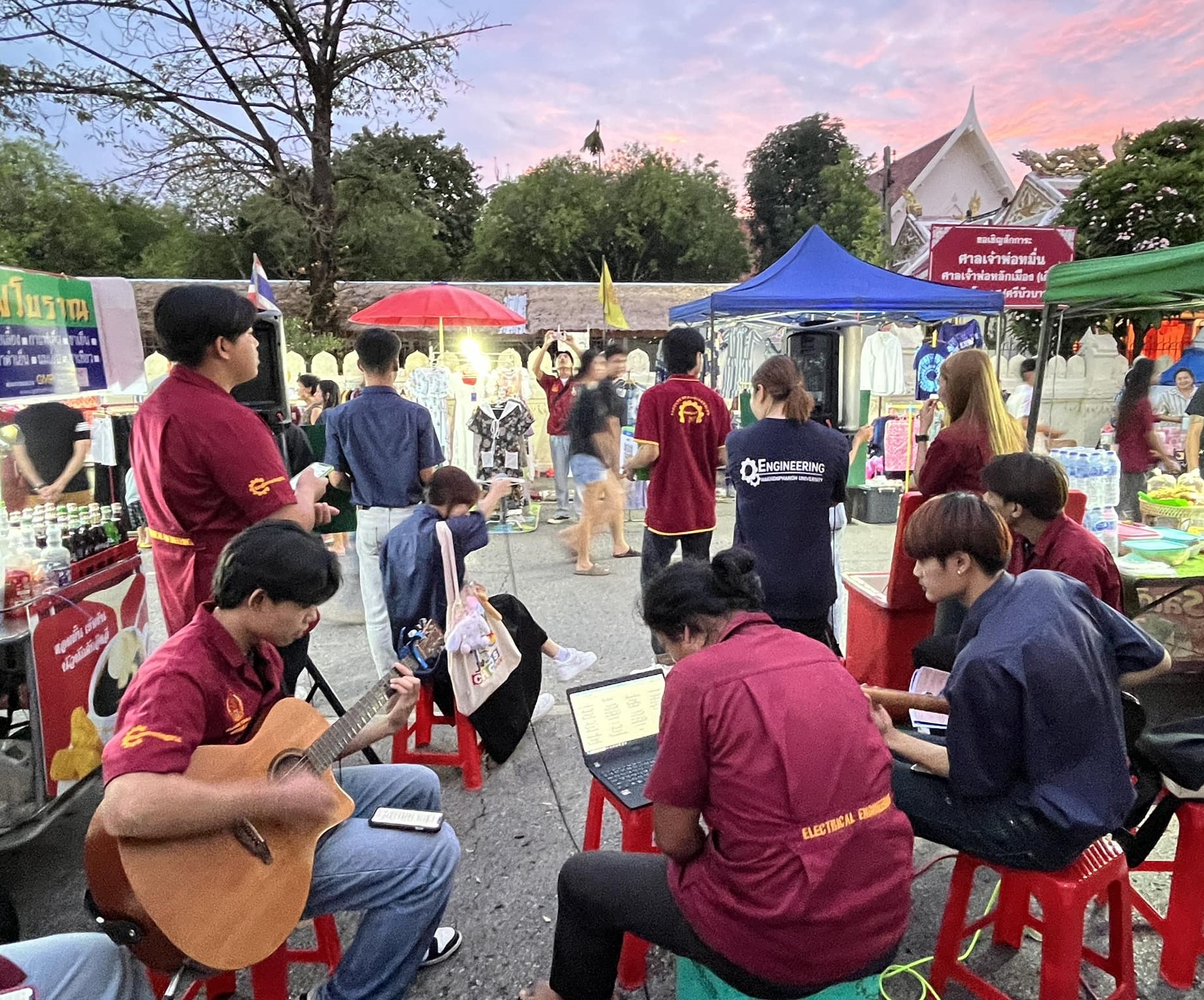 นักศึกษา จิตอาสา ม.นครพนม เล่นดนตรีเปิดหมวกรับบริจาคเงิน-สิ่งของ สมทบ “ก้อง ห้วยไร่” ช่วยเหลือภัยน้ำท่วม