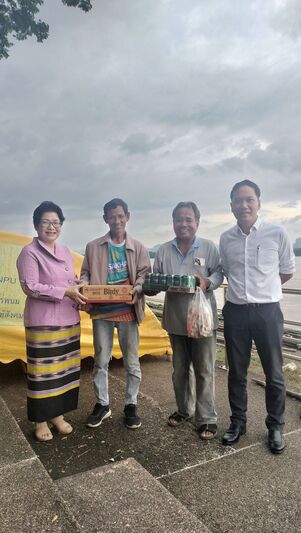 สำนักงานอธิการบดี มอบเครื่องดื่มกาแฟปรุงสำเร็จพร้อมดื่ม และสมทบกระป๋องเครื่องดื่ม 200 ใบ แก่ทีมเรือไฟ